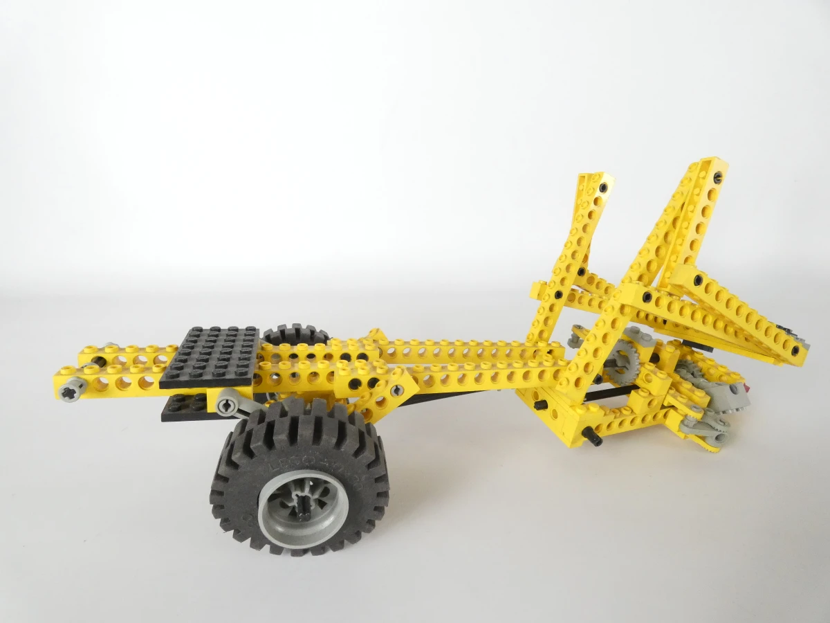 Lego Technic onderdelen en losse stukken met figuren