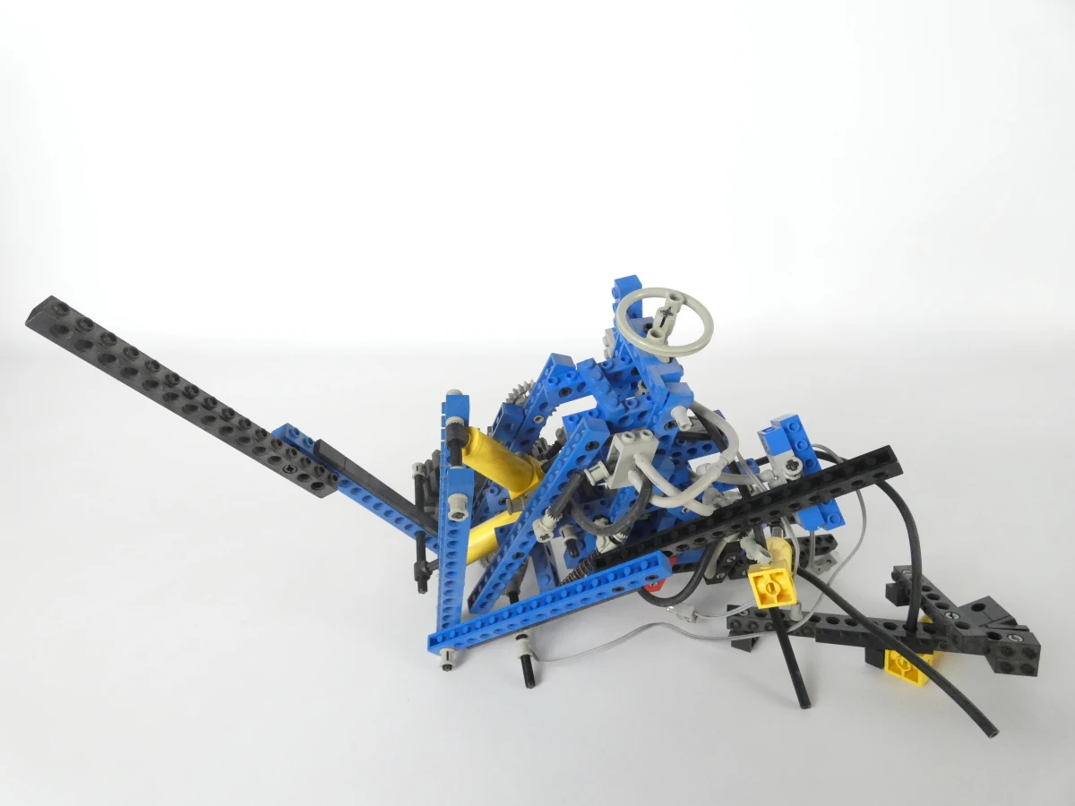 Lego Technic onderdelen en losse stukken met figuren