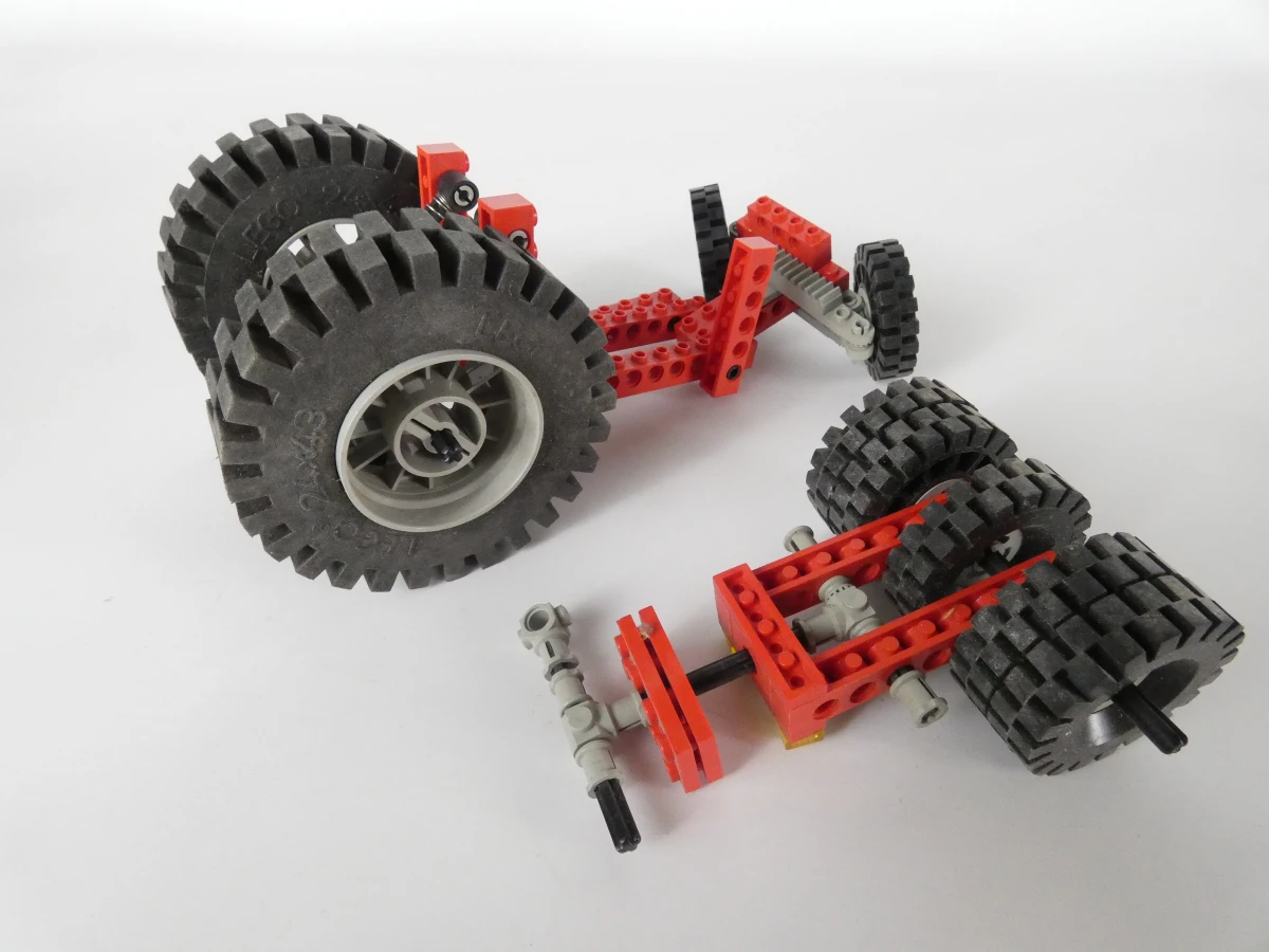 Lego Technic onderdelen en losse stukken met figuren