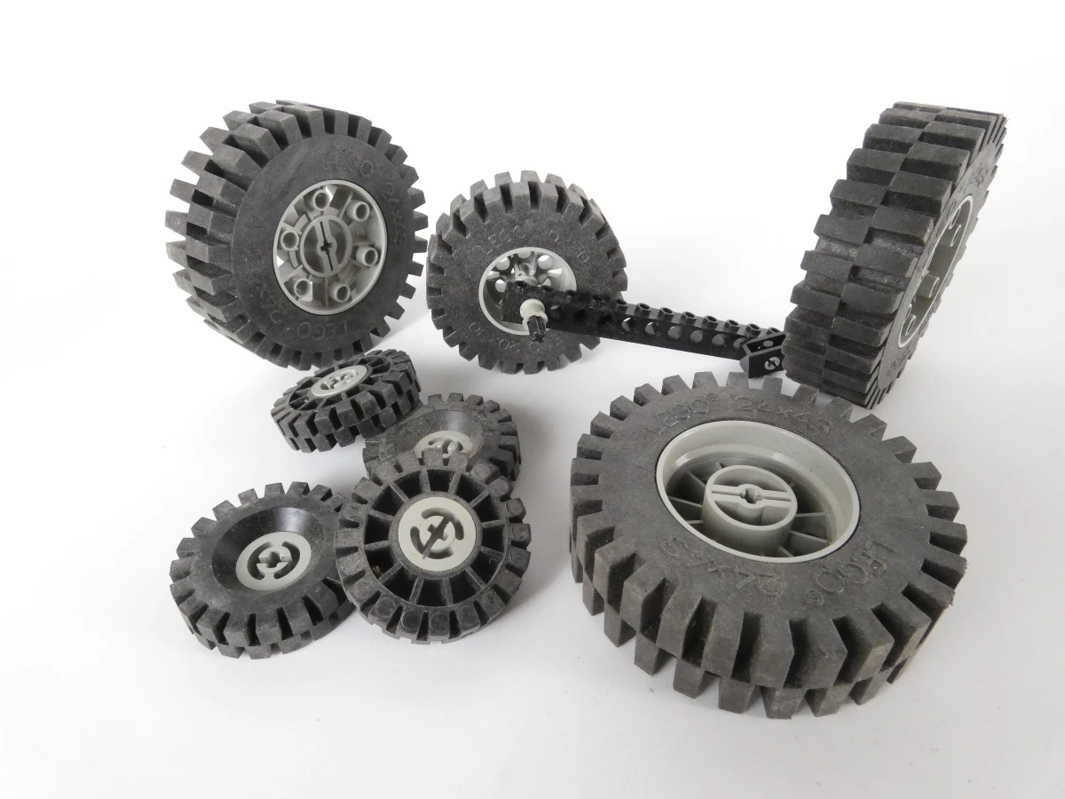 Lego Technic onderdelen en losse stukken met figuren