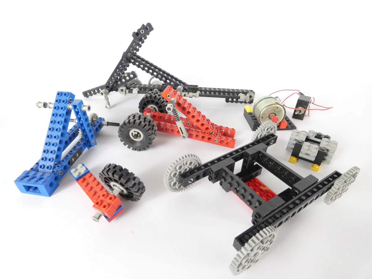 Lego Technic onderdelen en losse stukken met figuren