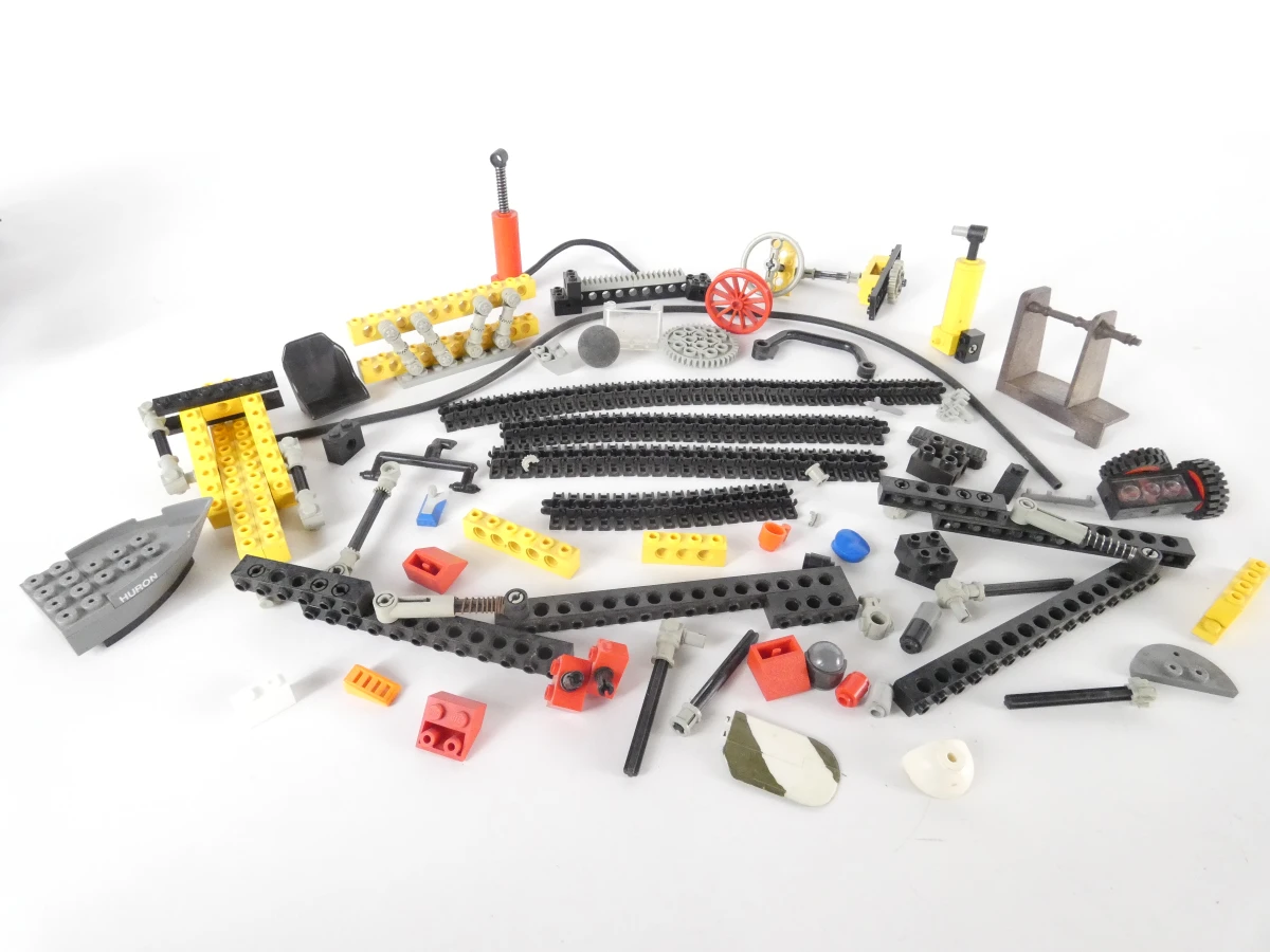 Lego Technic onderdelen en losse stukken met figuren