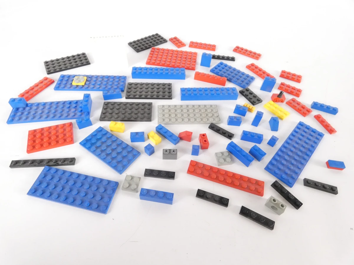 Lego Technic onderdelen en losse stukken met figuren
