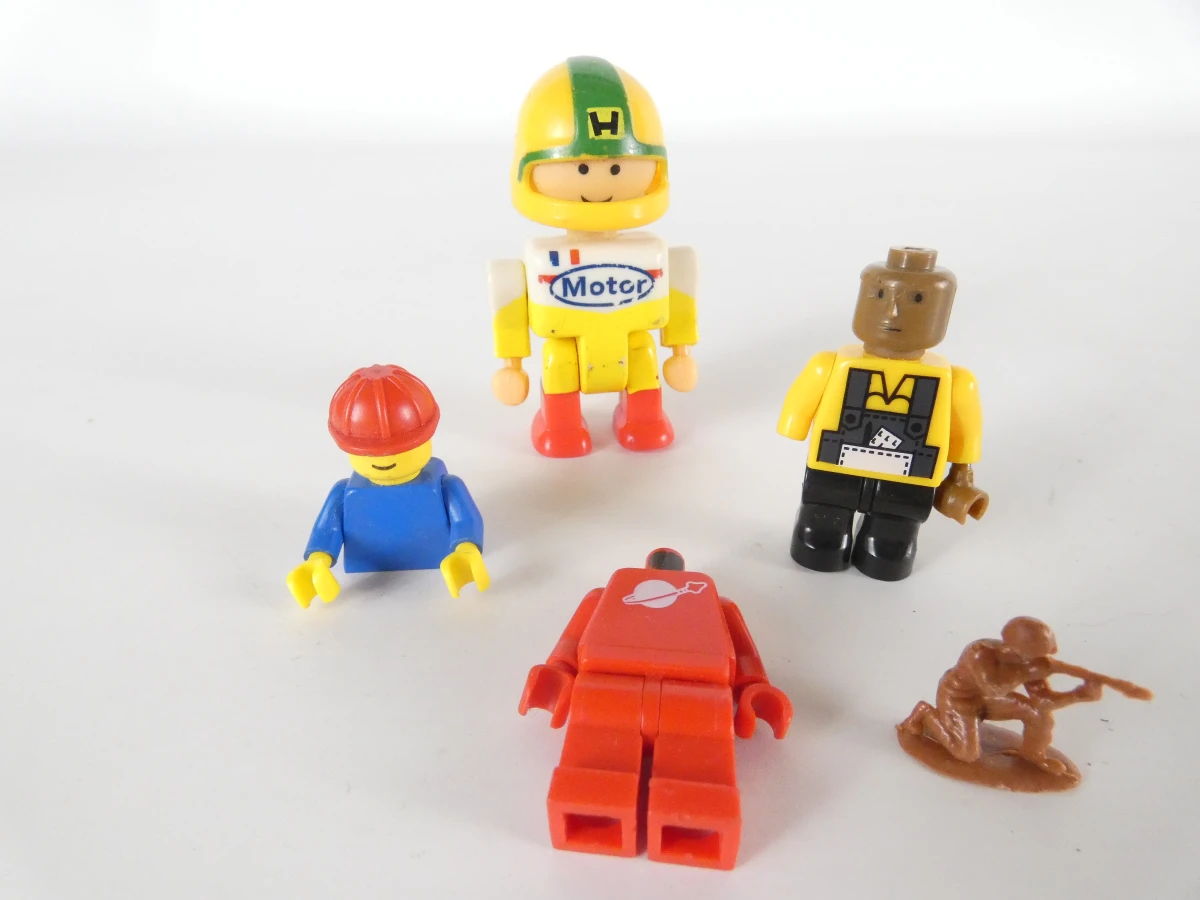Lego Technic onderdelen en losse stukken met figuren