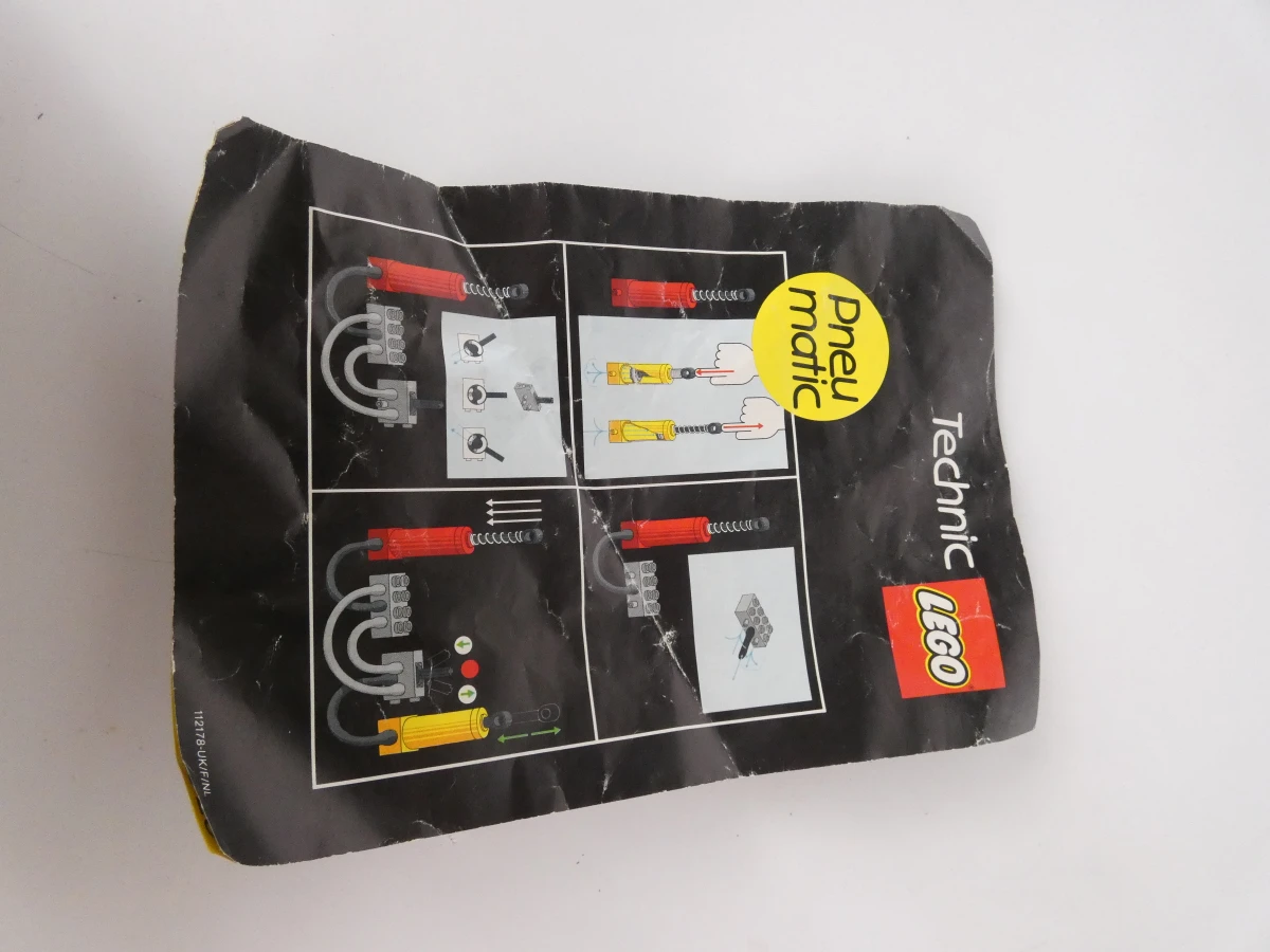 Lego Technic onderdelen en losse stukken met figuren