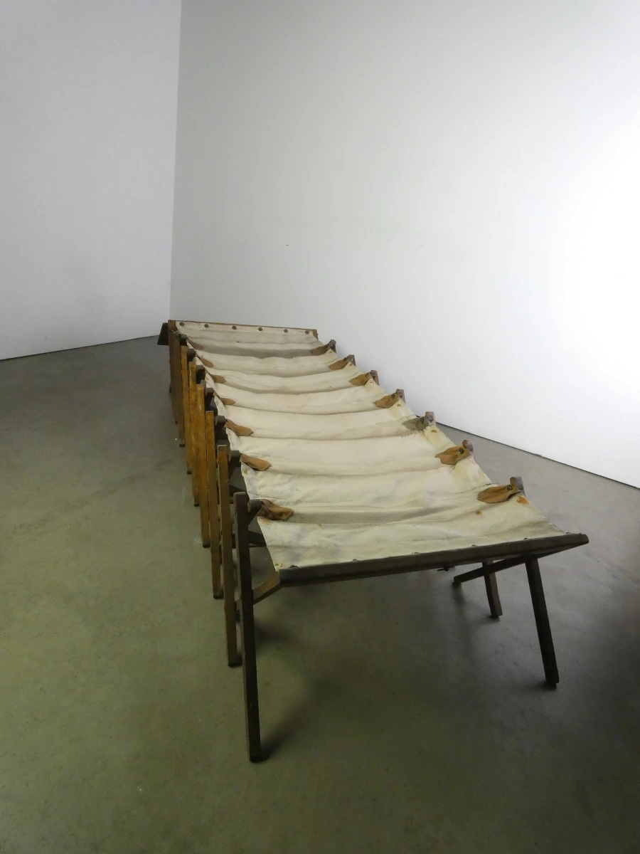 Oud houten veldbed met canvas matras