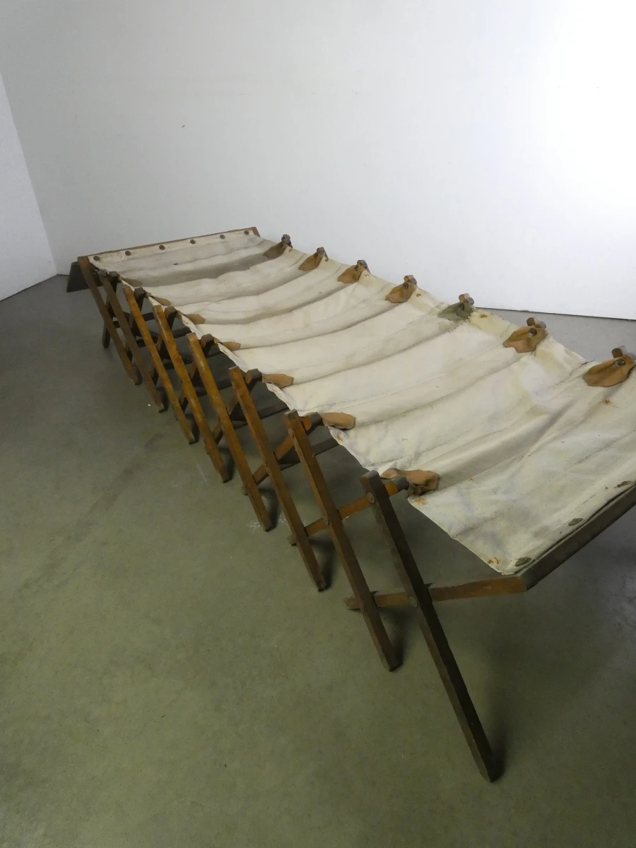 Oud houten veldbed met canvas matras