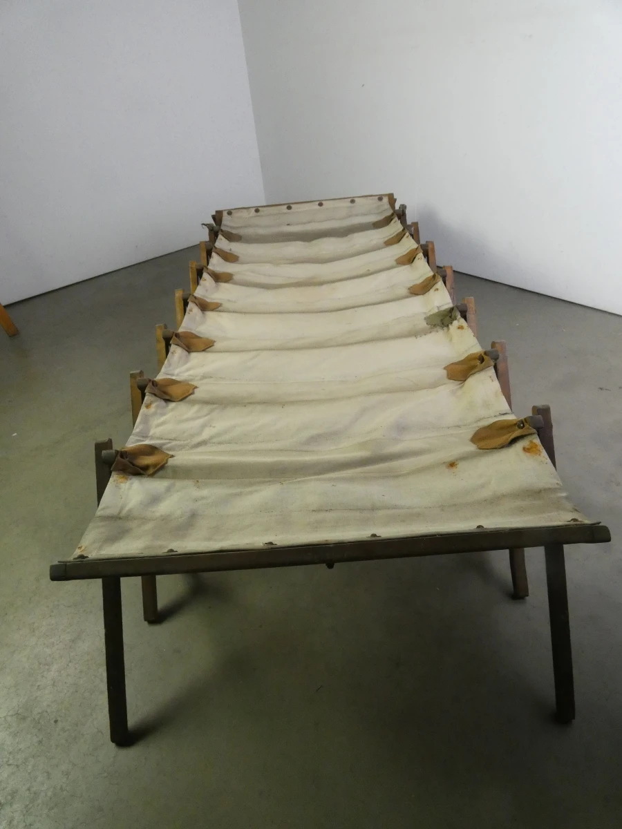 Oud houten veldbed met canvas matras
