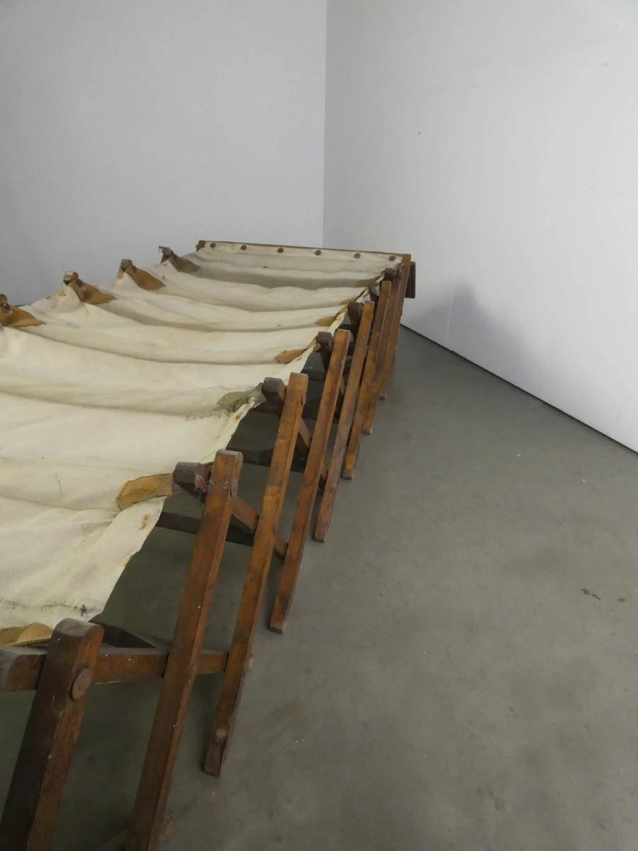 Oud houten veldbed met canvas matras