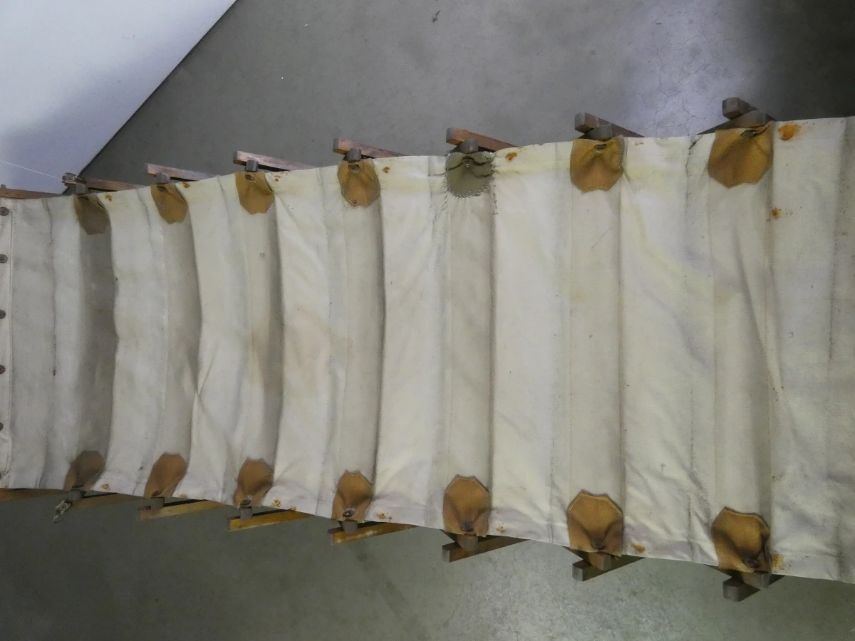 Oud houten veldbed met canvas matras