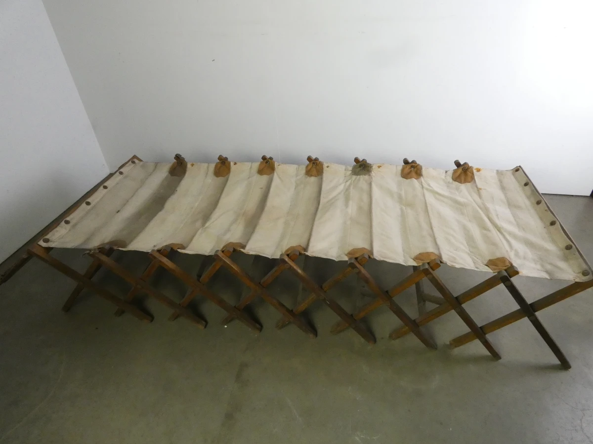 Oud houten veldbed met canvas matras