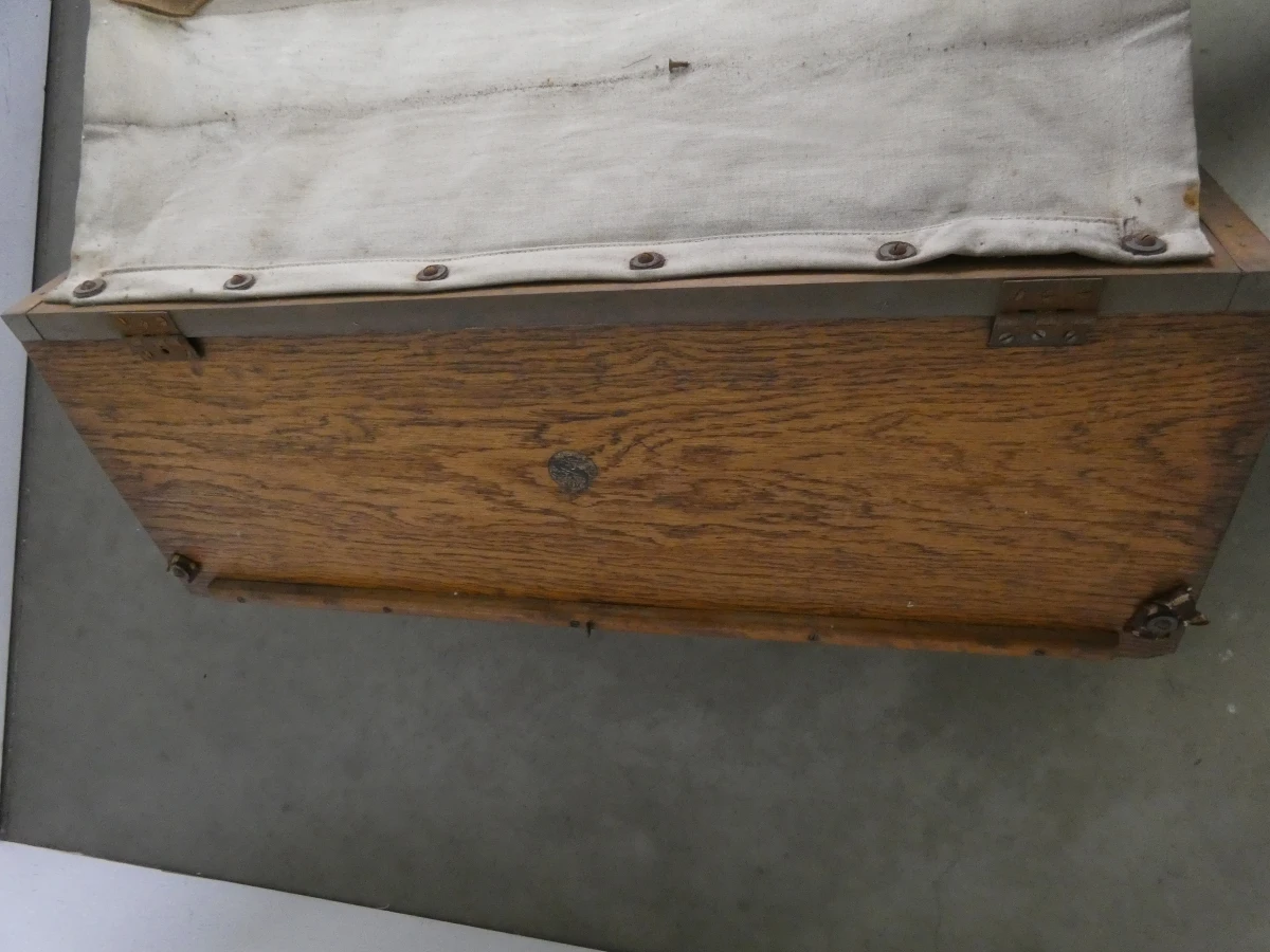 Oud houten veldbed met canvas matras