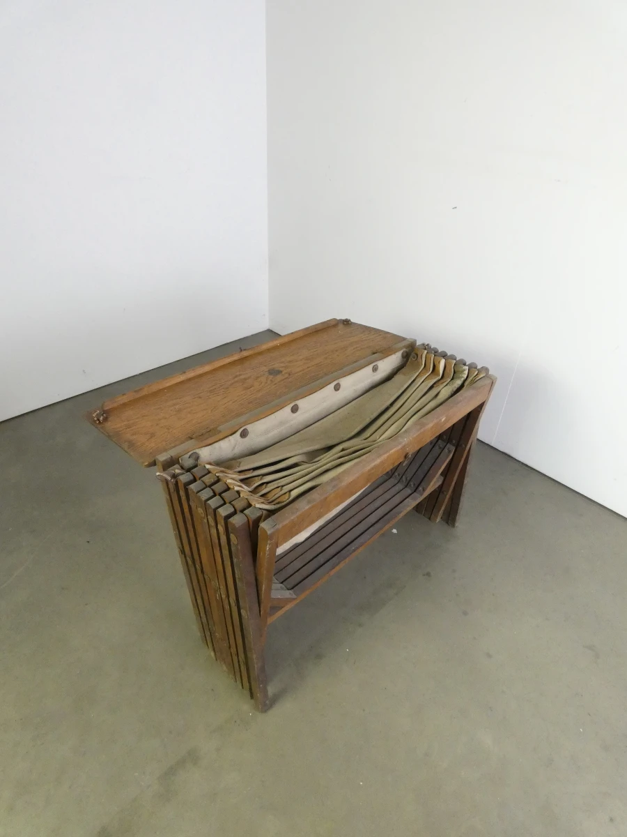 Oud houten veldbed met canvas matras