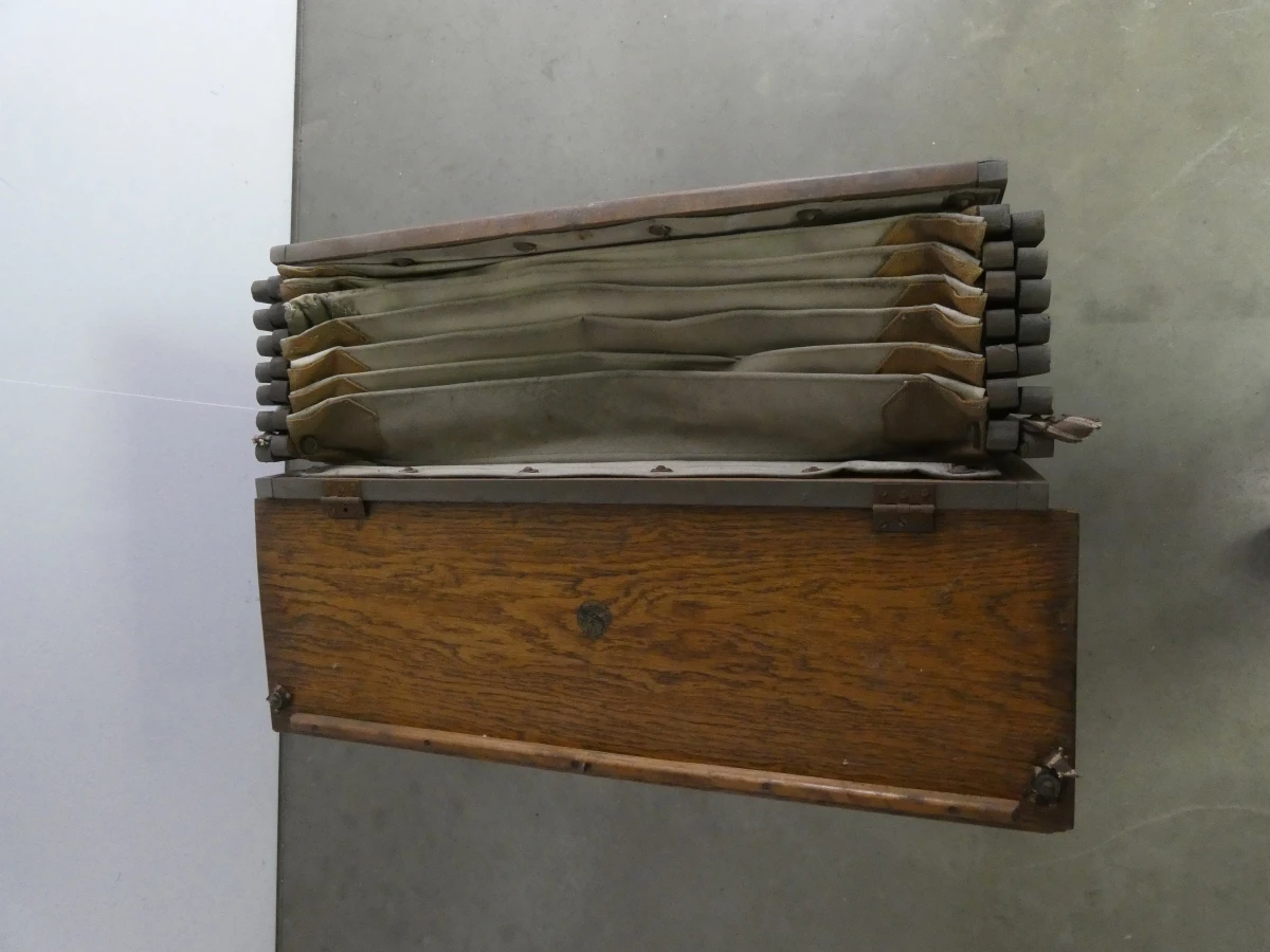 Oud houten veldbed met canvas matras