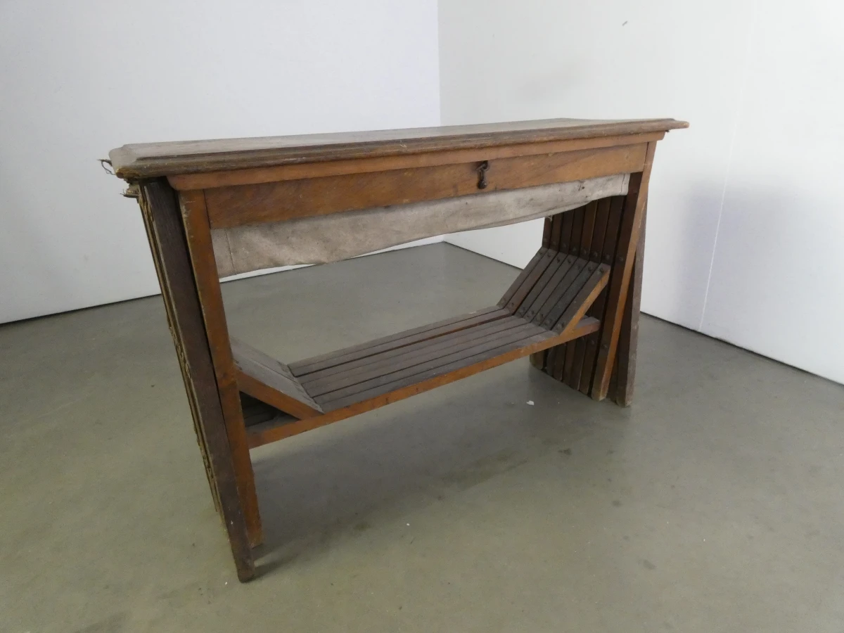 Oud houten veldbed met canvas matras