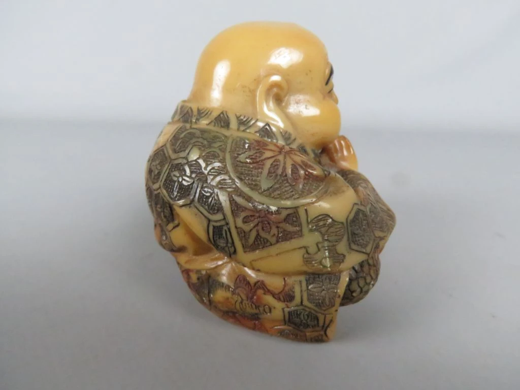 Beeldje van biddende Boeddha met decoratieve details