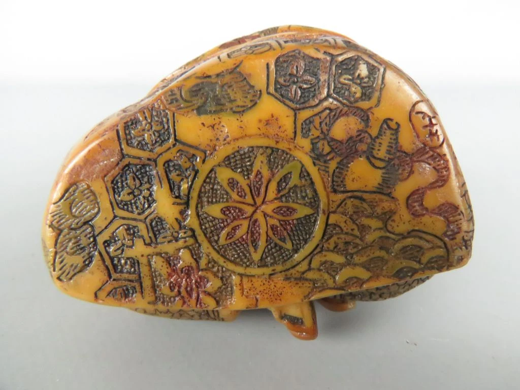 Beeldje van biddende Boeddha met decoratieve details