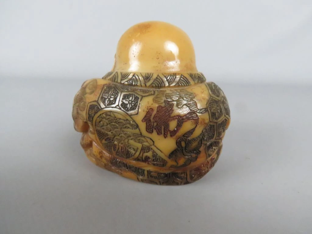 Beeldje van biddende Boeddha met decoratieve details