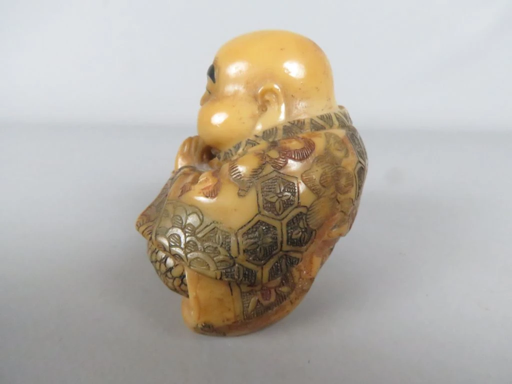 Beeldje van biddende Boeddha met decoratieve details