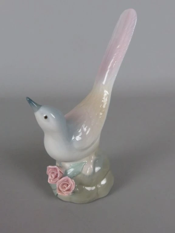 Porselein beeldje van vogel met rozen, handgeschilderd
