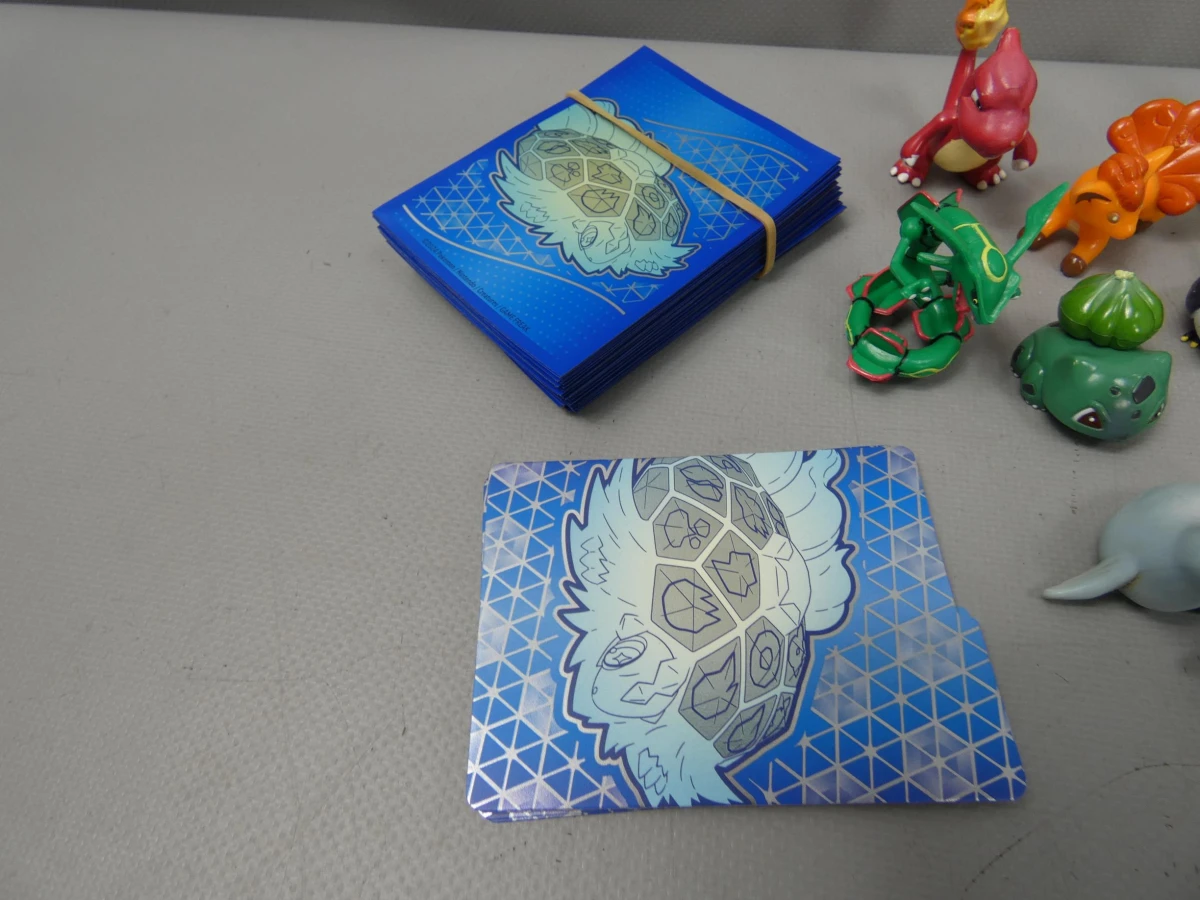 Pokémon verzameling met kaarten, miniatuurfiguren en opbergbox - foto 15