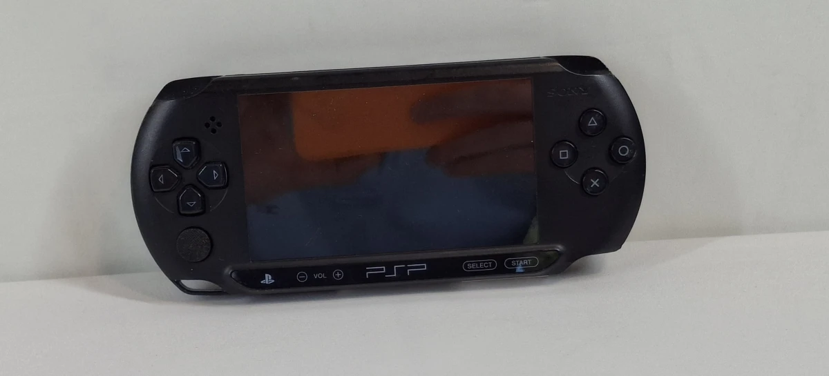 Sony PSP draagbare spelconsole met 4 spellen en oplader - foto 7