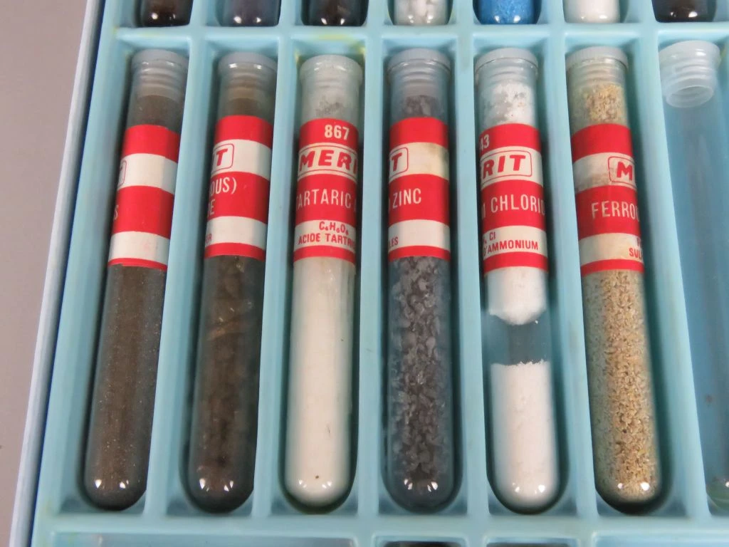 Vintage chemie experimentenset met 131 experimenten en 26 chemicaliën