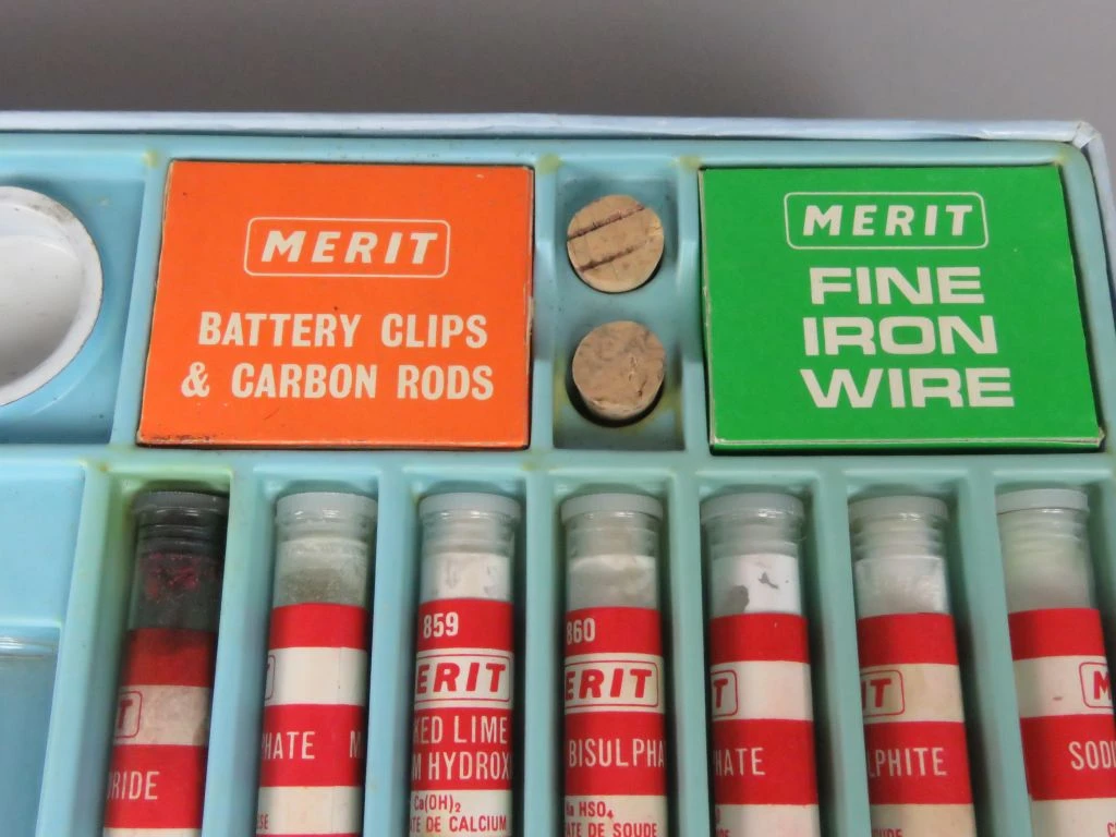 Vintage chemie experimentenset met 131 experimenten en 26 chemicaliën