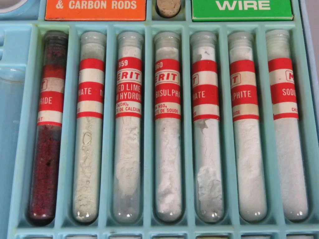 Vintage chemie experimentenset met 131 experimenten en 26 chemicaliën