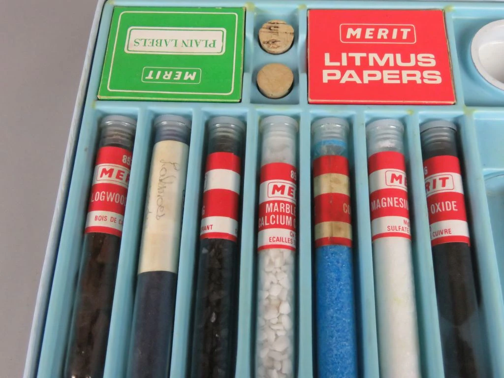Vintage chemie experimentenset met 131 experimenten en 26 chemicaliën