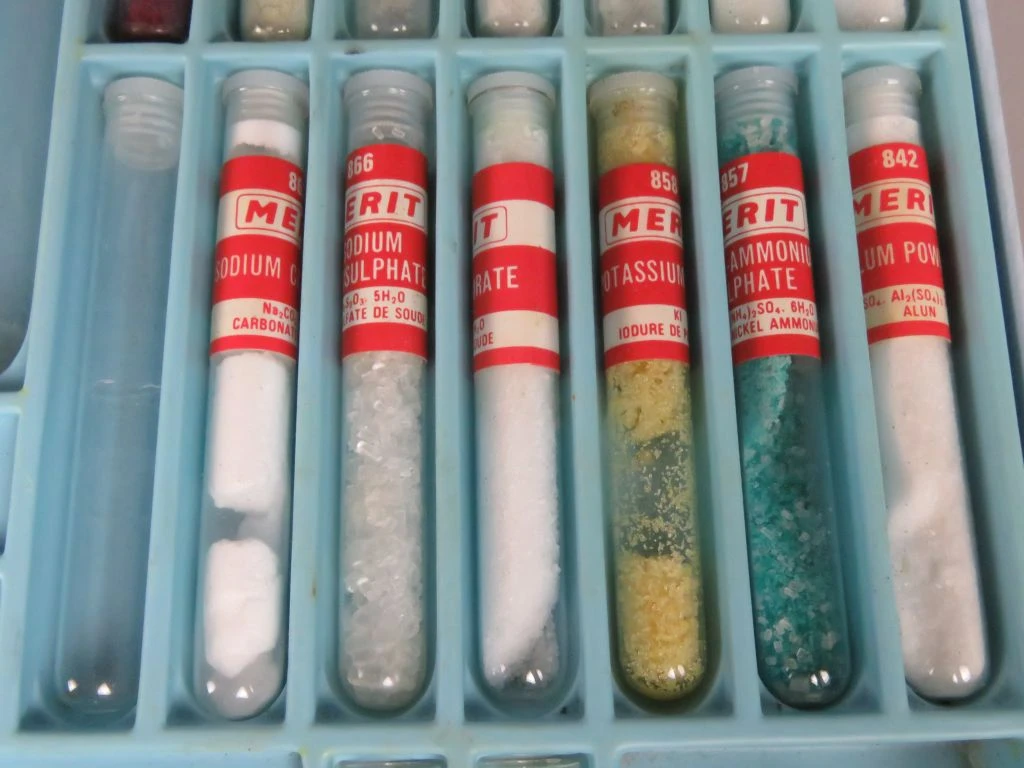 Vintage chemie experimentenset met 131 experimenten en 26 chemicaliën