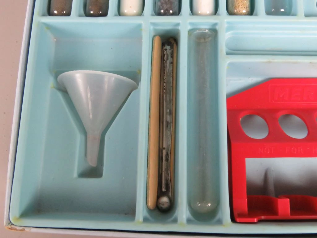 Vintage chemie experimentenset met 131 experimenten en 26 chemicaliën