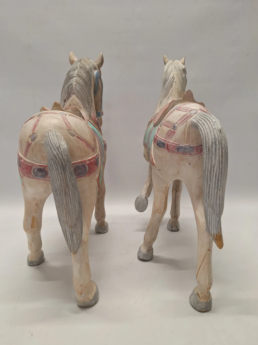Set van twee grote handgesneden houten paarden - polychroom beschilderd - foto 7