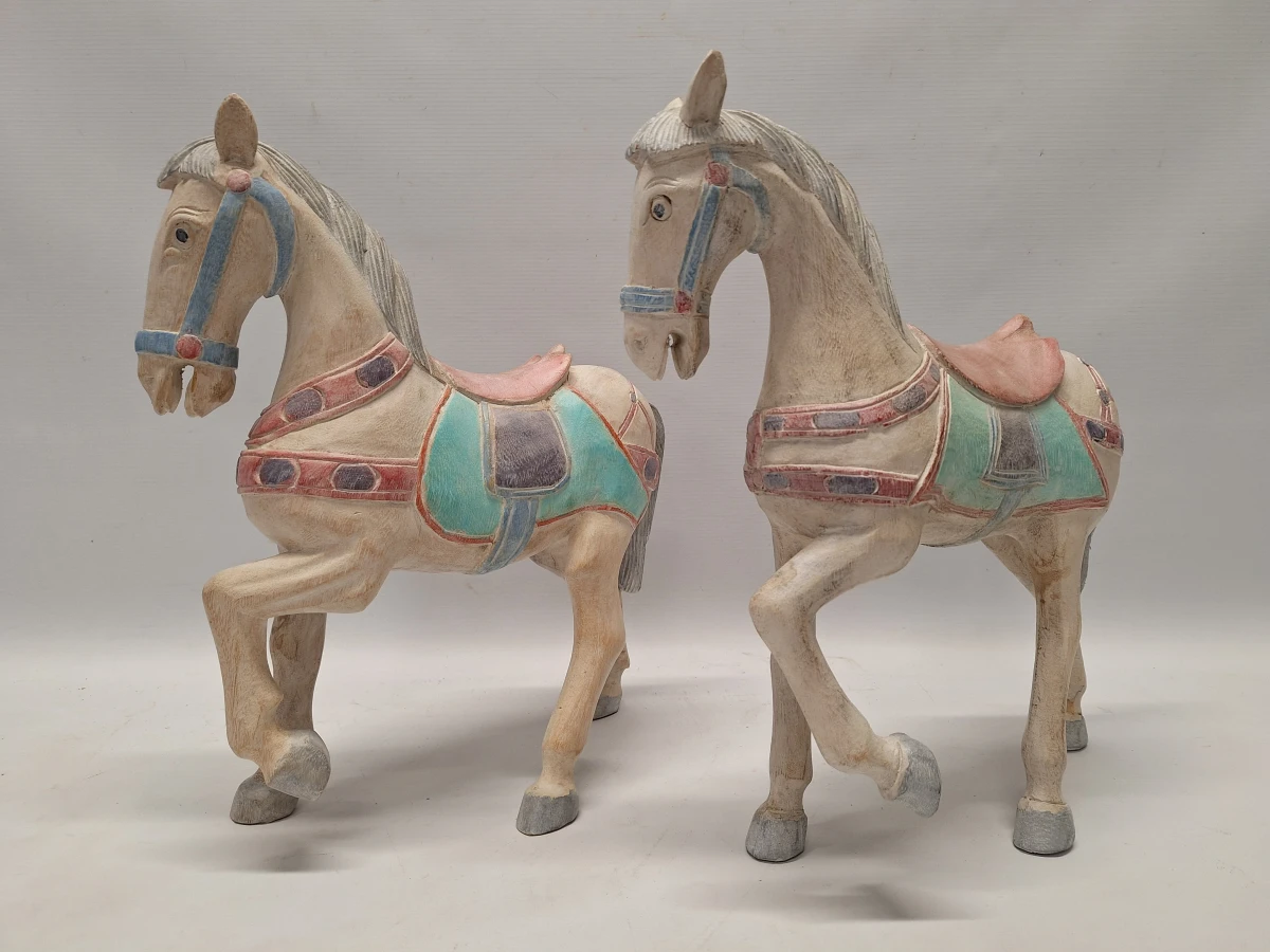 Set van twee grote handgesneden houten paarden - polychroom beschilderd - foto 5