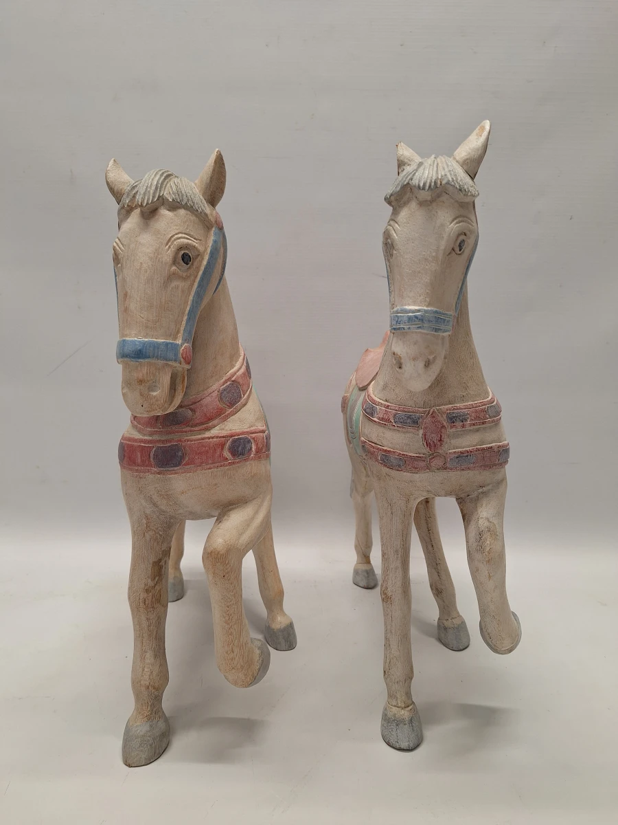 Set van twee grote handgesneden houten paarden - polychroom beschilderd - foto 4