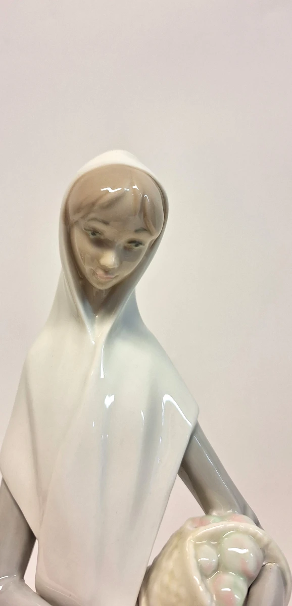 Porseleinen beeldje van vrouw met mand - foto 6