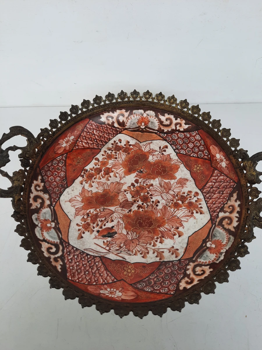 Antieke Japanse Kutani Porseleinen Schaal in Verguld Bronzen Montuur – Meiji-periode (19e Eeuw)