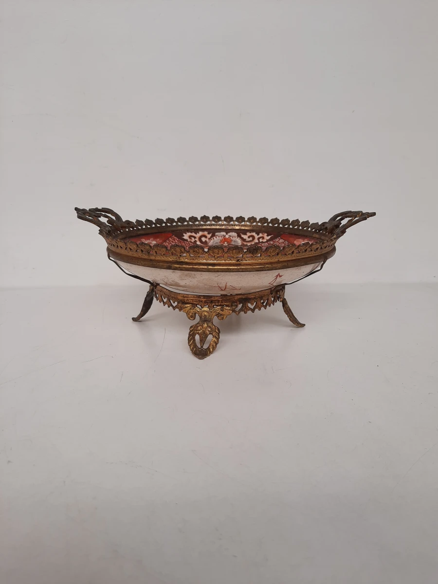 Antieke Japanse Kutani Porseleinen Schaal in Verguld Bronzen Montuur – Meiji-periode (19e Eeuw)
