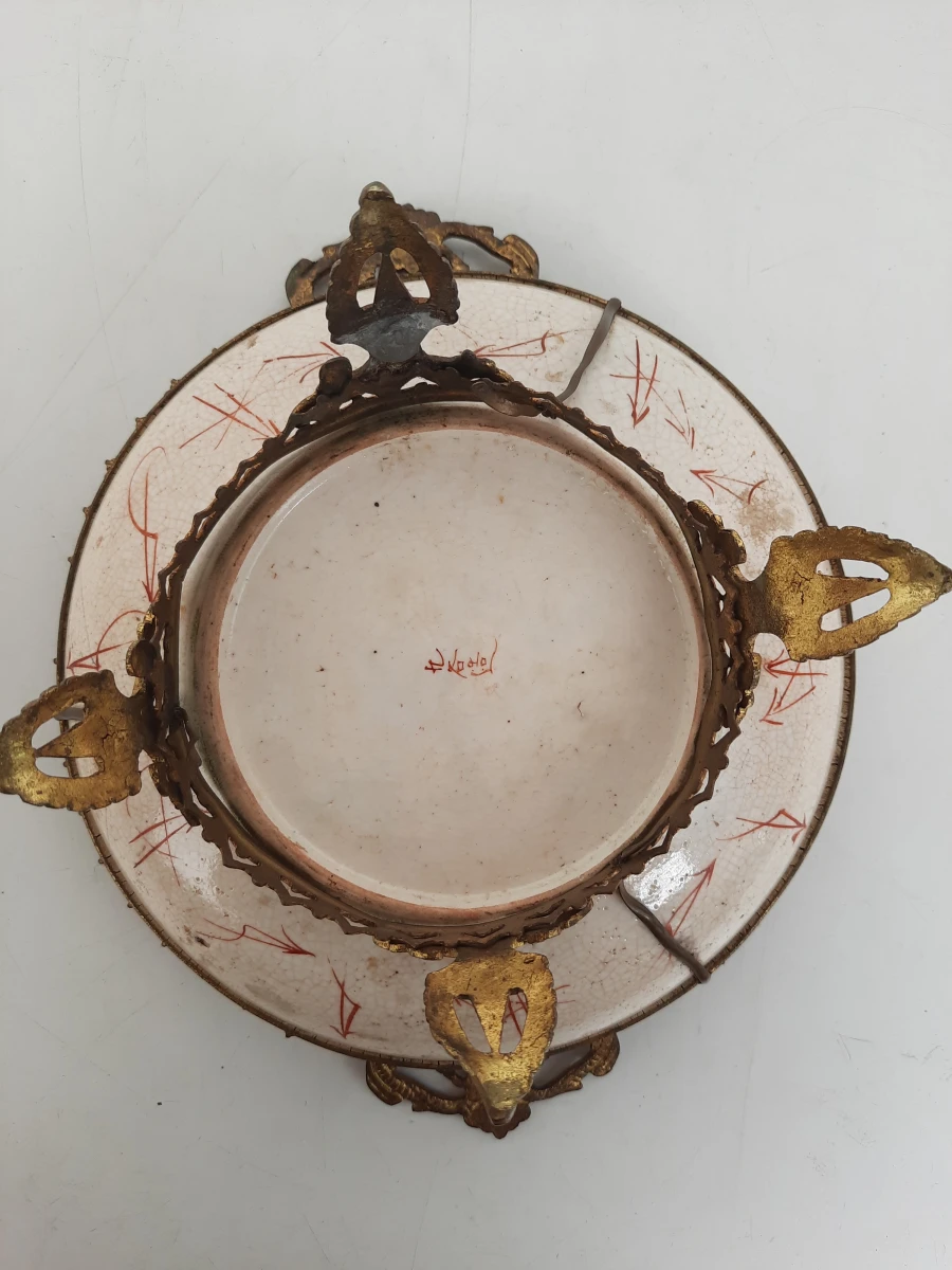 Antieke Japanse Kutani Porseleinen Schaal in Verguld Bronzen Montuur – Meiji-periode (19e Eeuw)