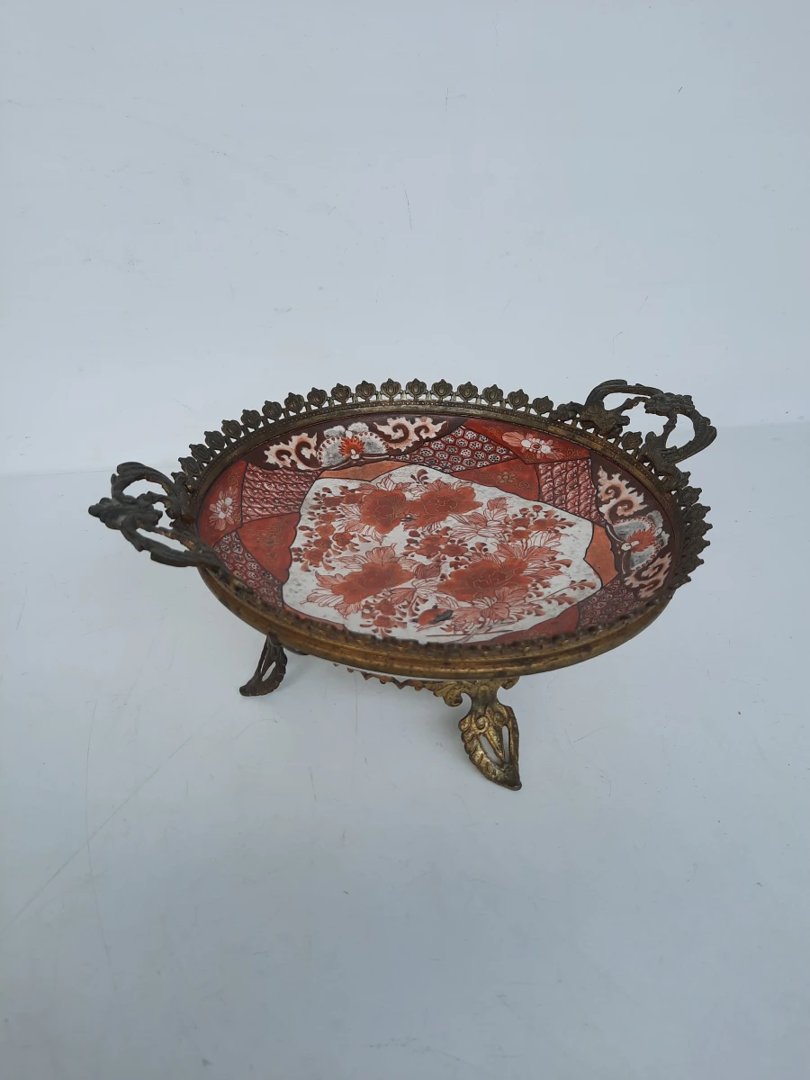 Antieke Japanse Kutani Porseleinen Schaal in Verguld Bronzen Montuur – Meiji-periode (19e Eeuw)