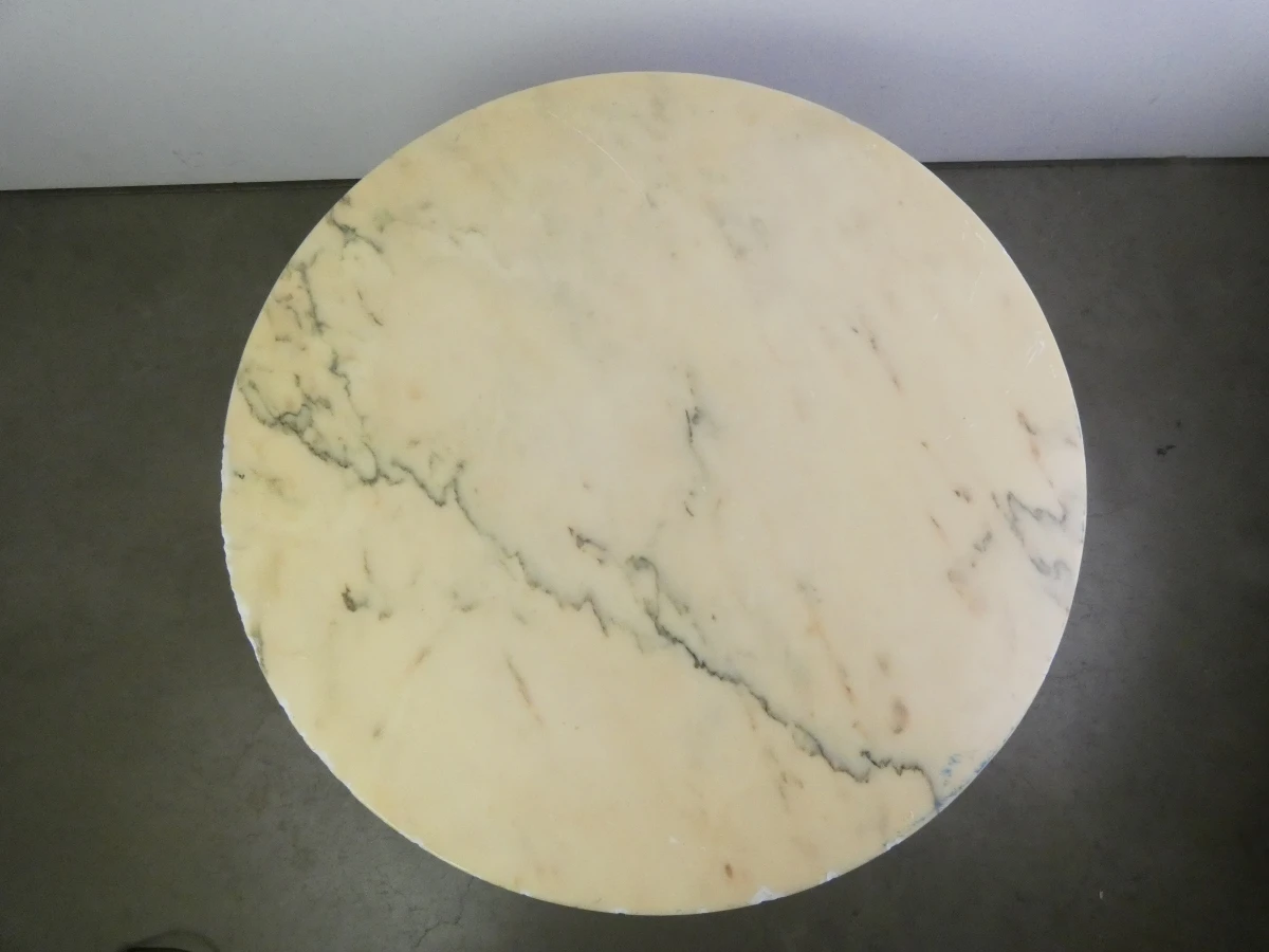 Ronde salontafel met marmeren blad en messing onderstel