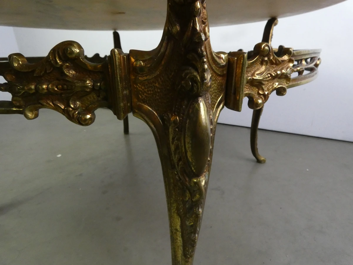 Ronde salontafel met marmeren blad en messing onderstel