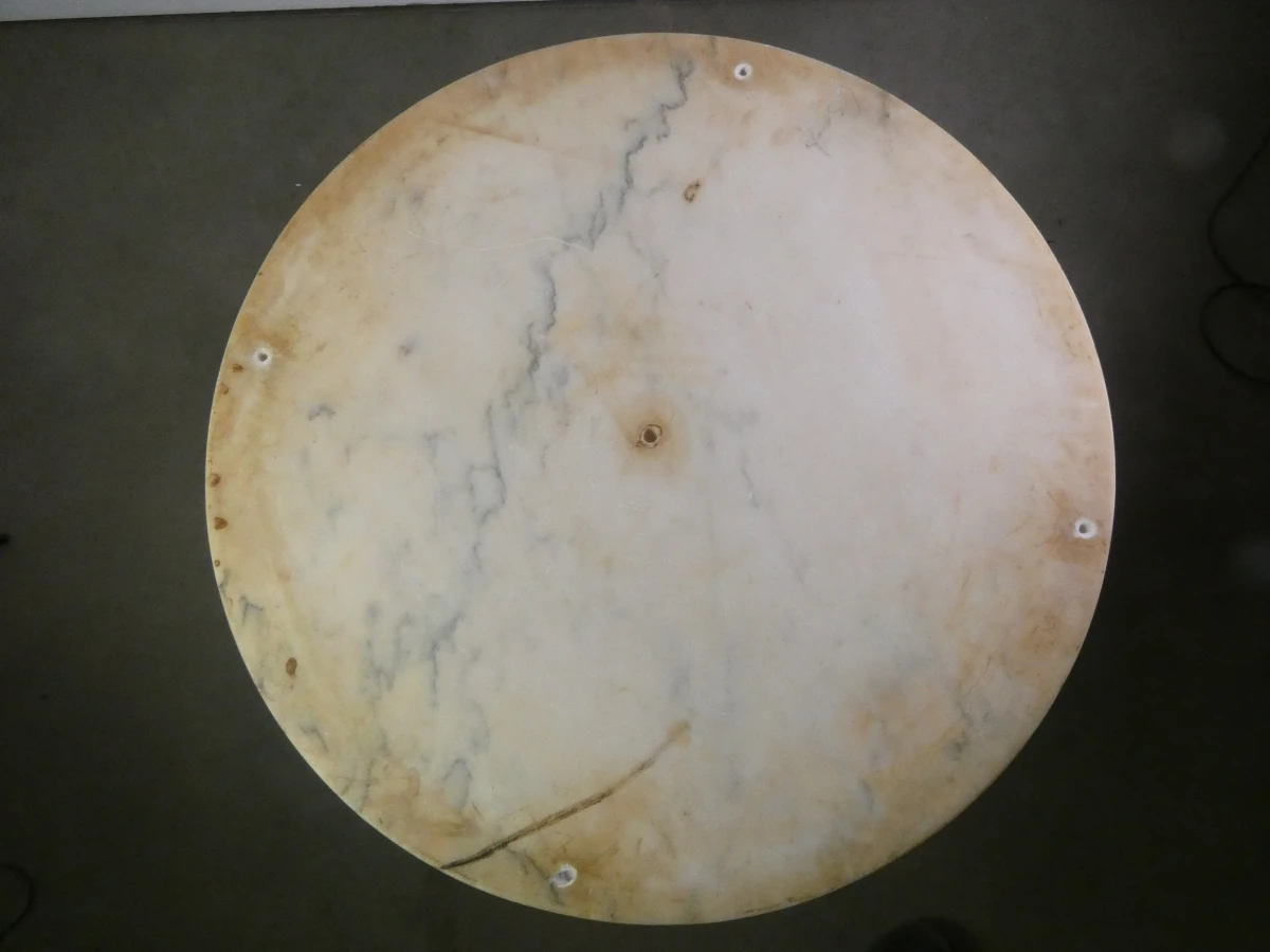 Ronde salontafel met marmeren blad en messing onderstel