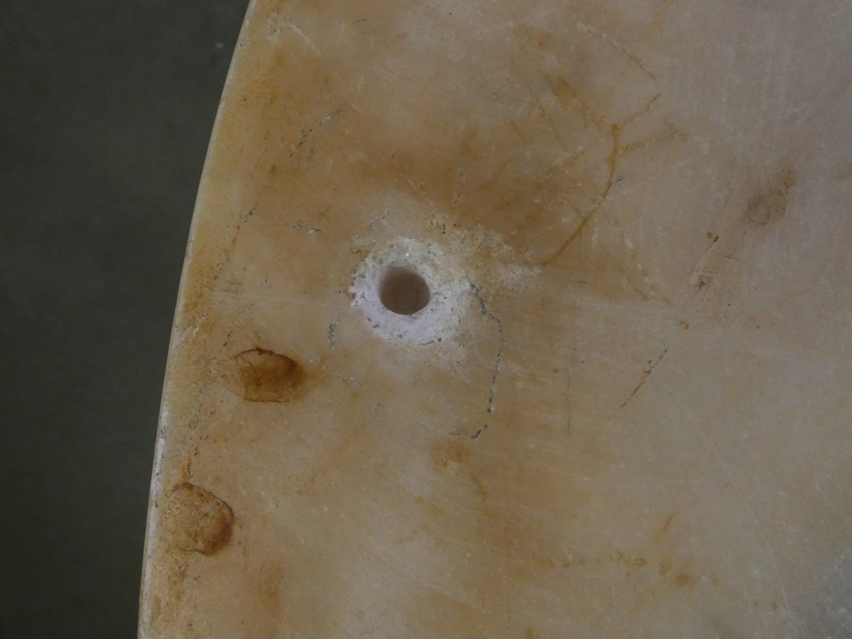 Ronde salontafel met marmeren blad en messing onderstel
