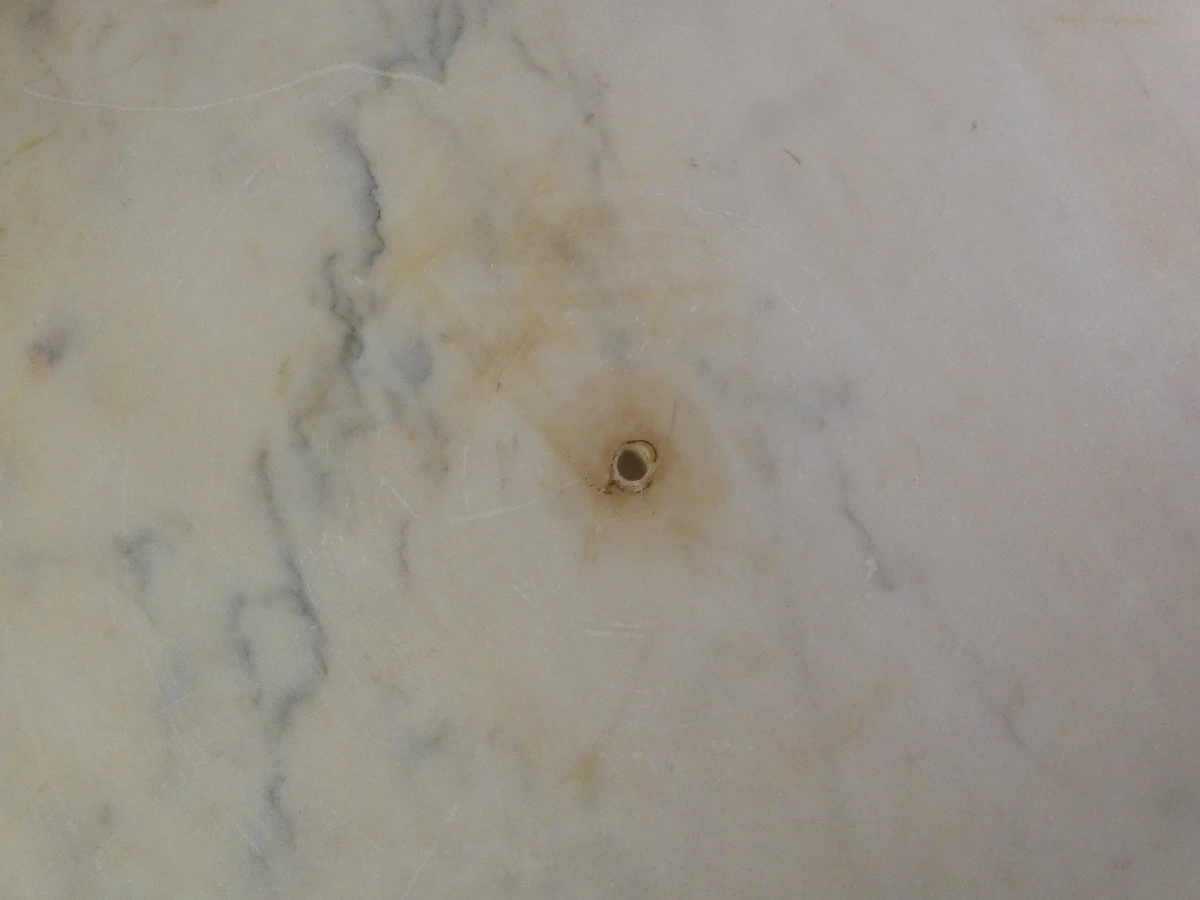 Ronde salontafel met marmeren blad en messing onderstel