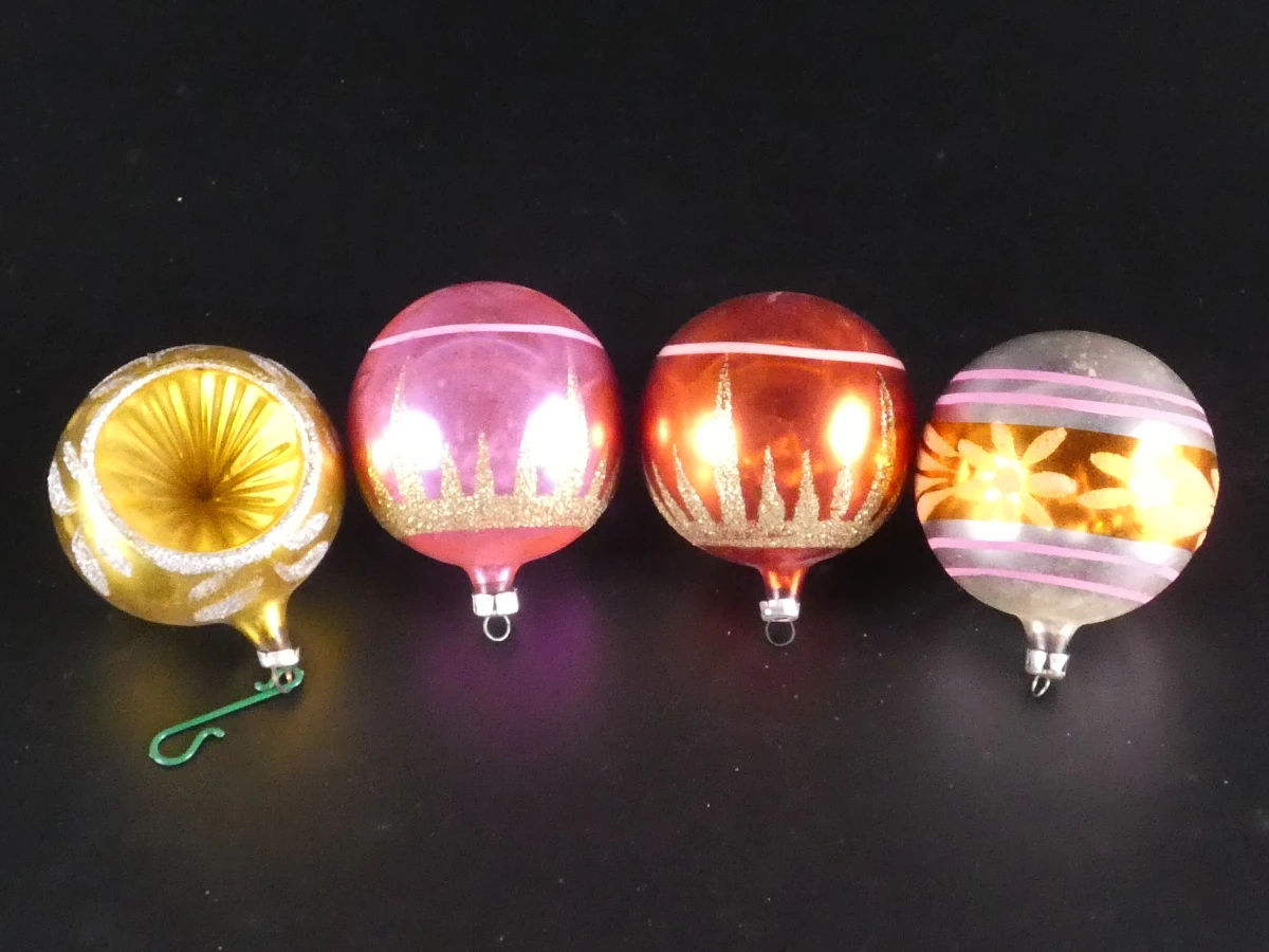 Set vintage kerstballen in diverse kleuren en designs