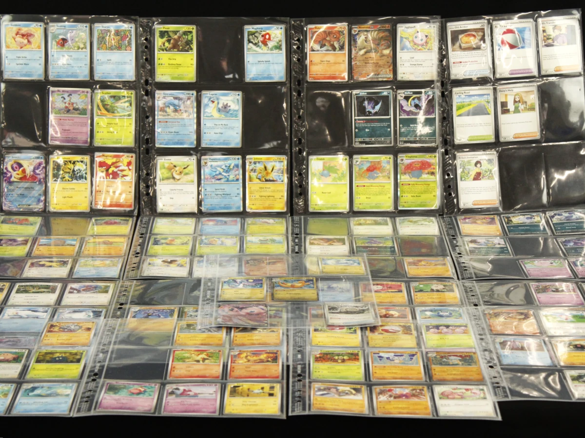 Verzameling Pokémon kaarten in albums