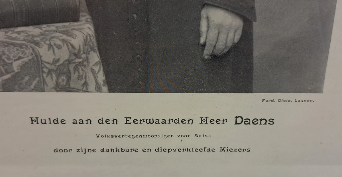 Oude ingelijste foto van een heer in klederdracht - foto 3