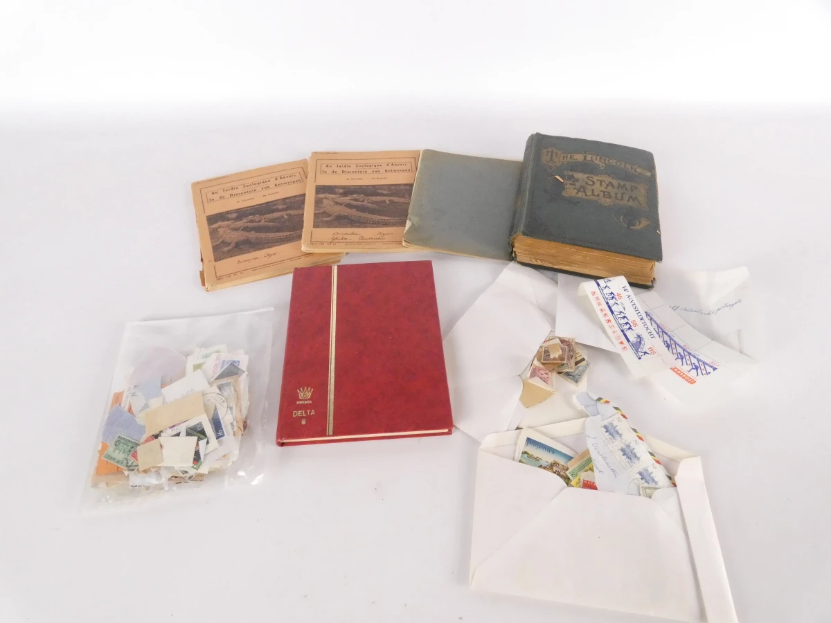Verzameling oude postzegels met albums en losse postzegels