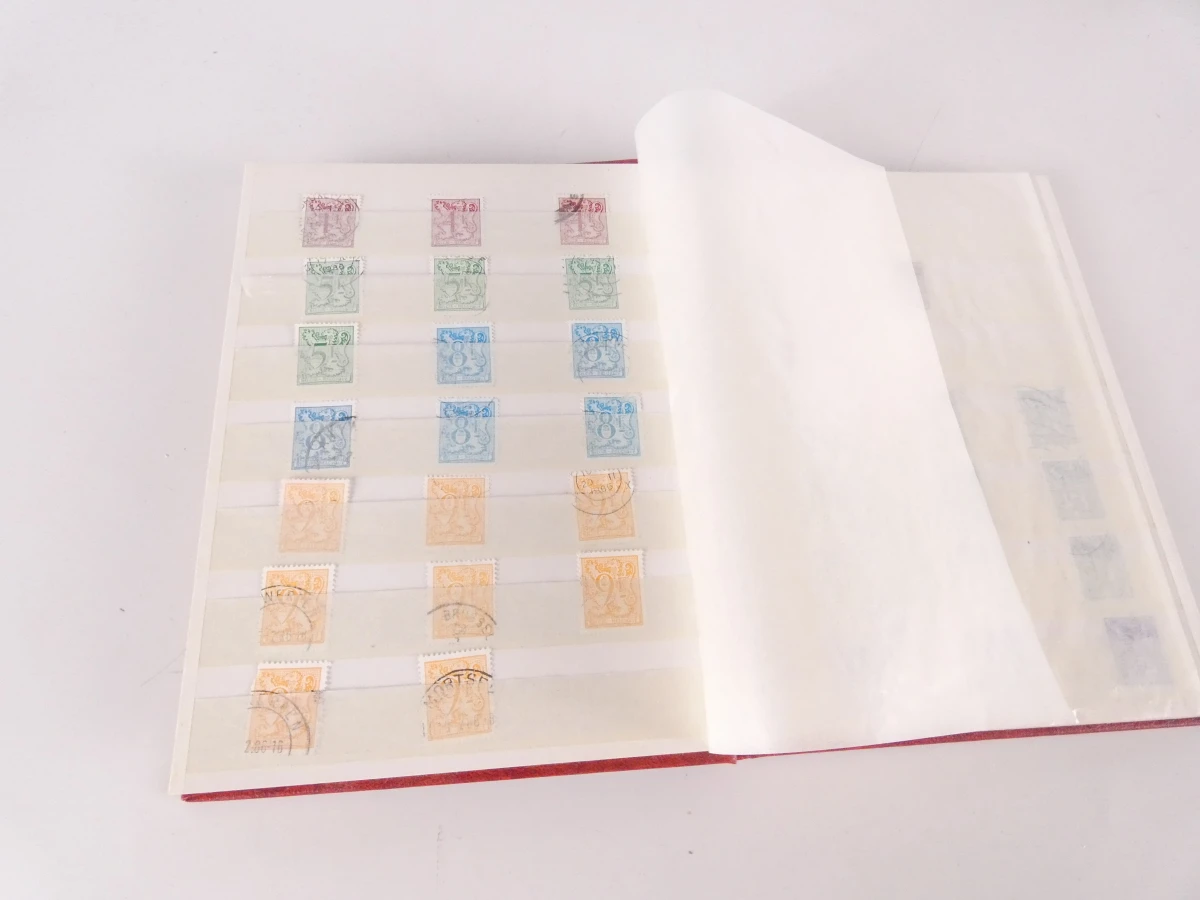 Verzameling oude postzegels met albums en losse postzegels